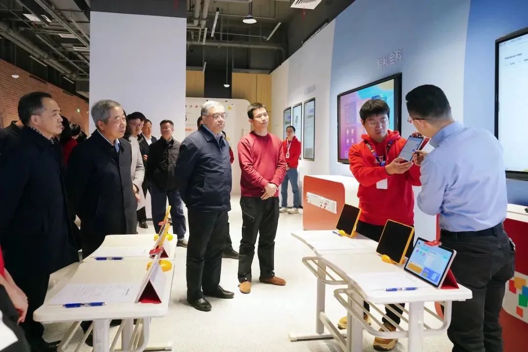 2月25日下午，圍繞“人工智能助力教育變革”，全國政協教科衛體委員會來到好未來集團開展調研。全國政協副主席、民進中央常務副主席朱永新出席并講話。.jpg